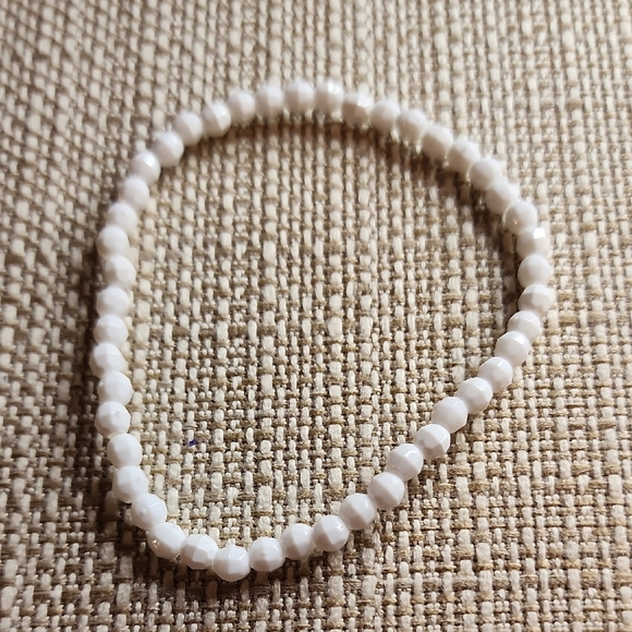 Elegant White Beaded Bracelet - Picture 1 of 3